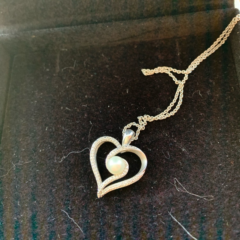 Diamond & pearl heart necklace